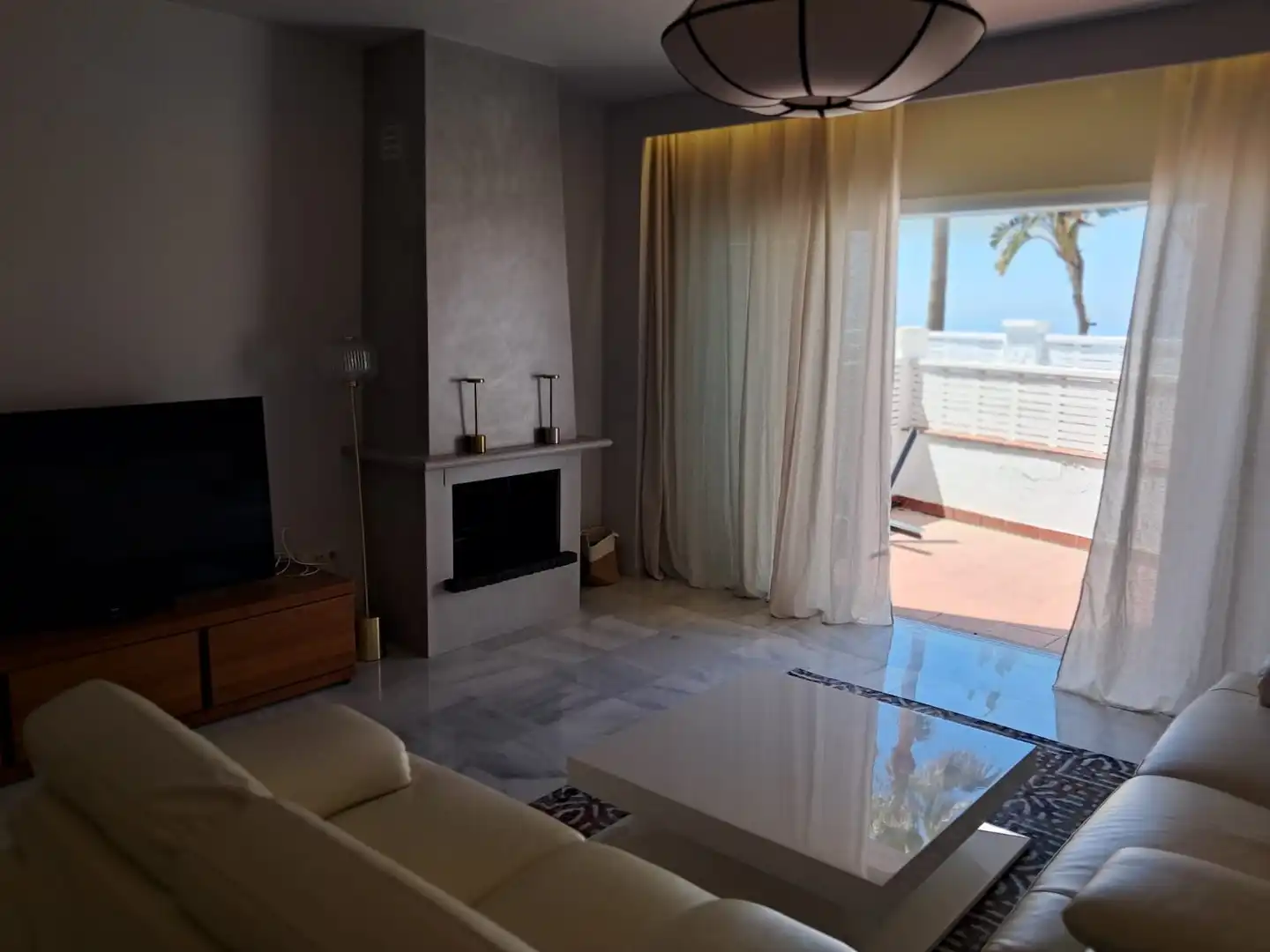 Sala d'estar de Casa adosada en venda en Estepona amb Aire condicionat, Terrassa i Traster