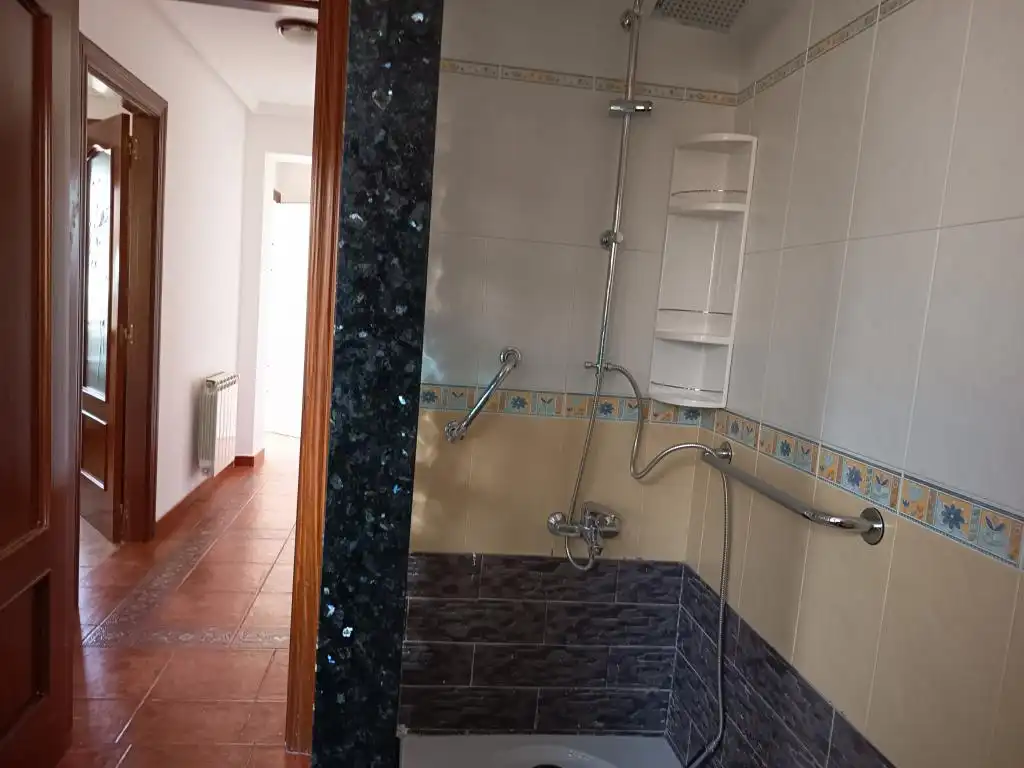 Baño de Casa o chalet en venta en Avilés con Amueblado