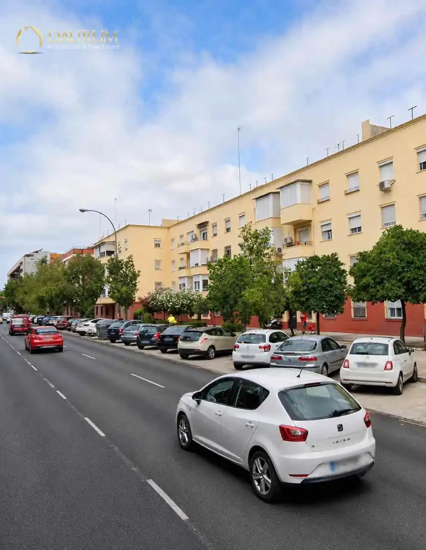 Vista exterior de Pis en venda en Sevilla amb Calefacció
