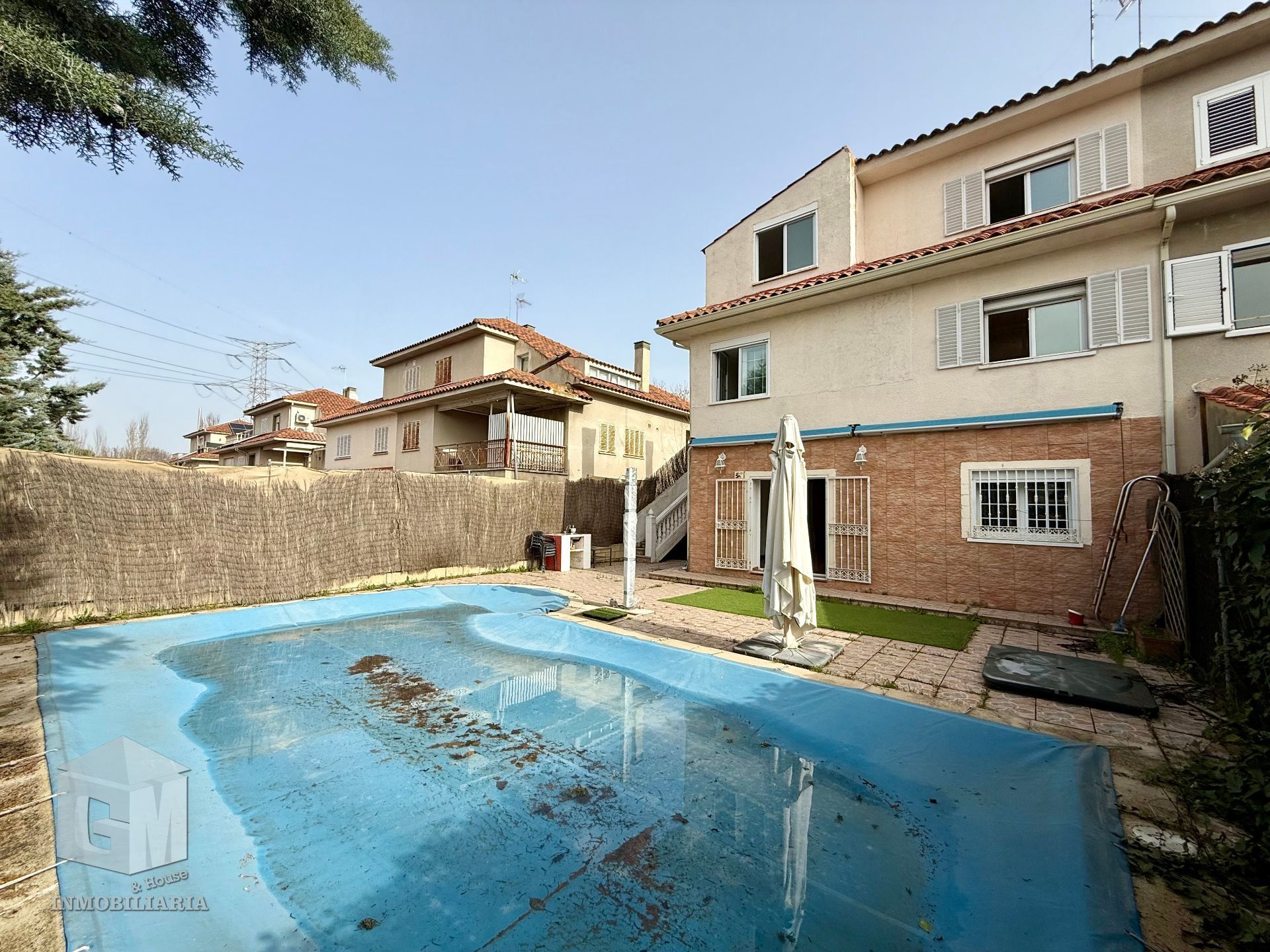 Schwimmbecken von Einfamilien-Reihenhaus zum Verkauf in Arroyomolinos (Madrid) mit Heizung, Privatgarten und Terrasse