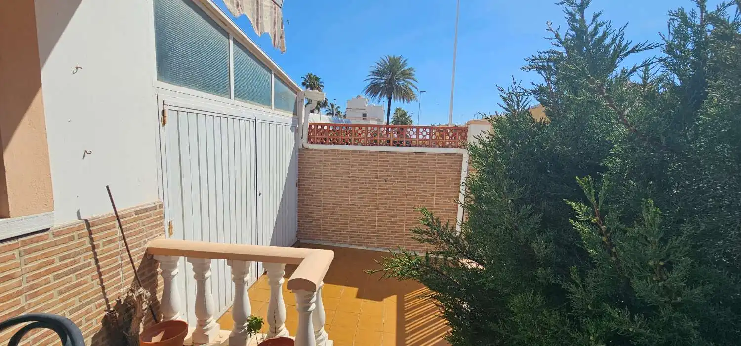 Außenansicht von Einfamilien-Reihenhaus zum Verkauf in Torrevieja mit Terrasse, Möbliert und Alarm