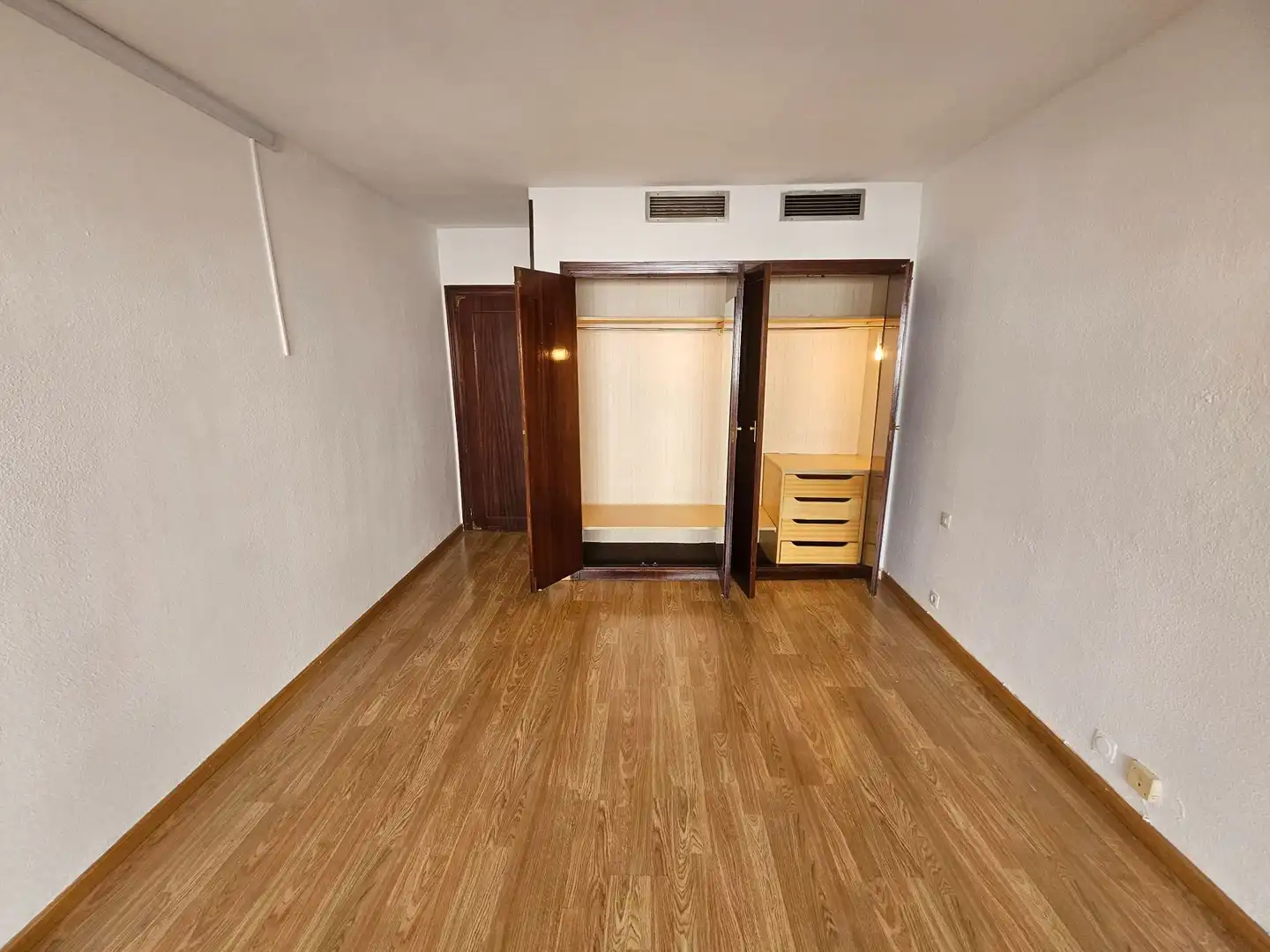 Dormitori de Apartament de lloguer en Madrid amb Aire condicionat, Calefacció i Terrassa