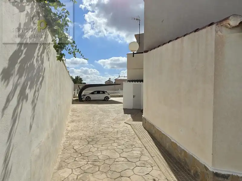 Vista exterior de Casa o xalet en venda en Elche / Elx amb Aire condicionat, Jardí privat i Terrassa