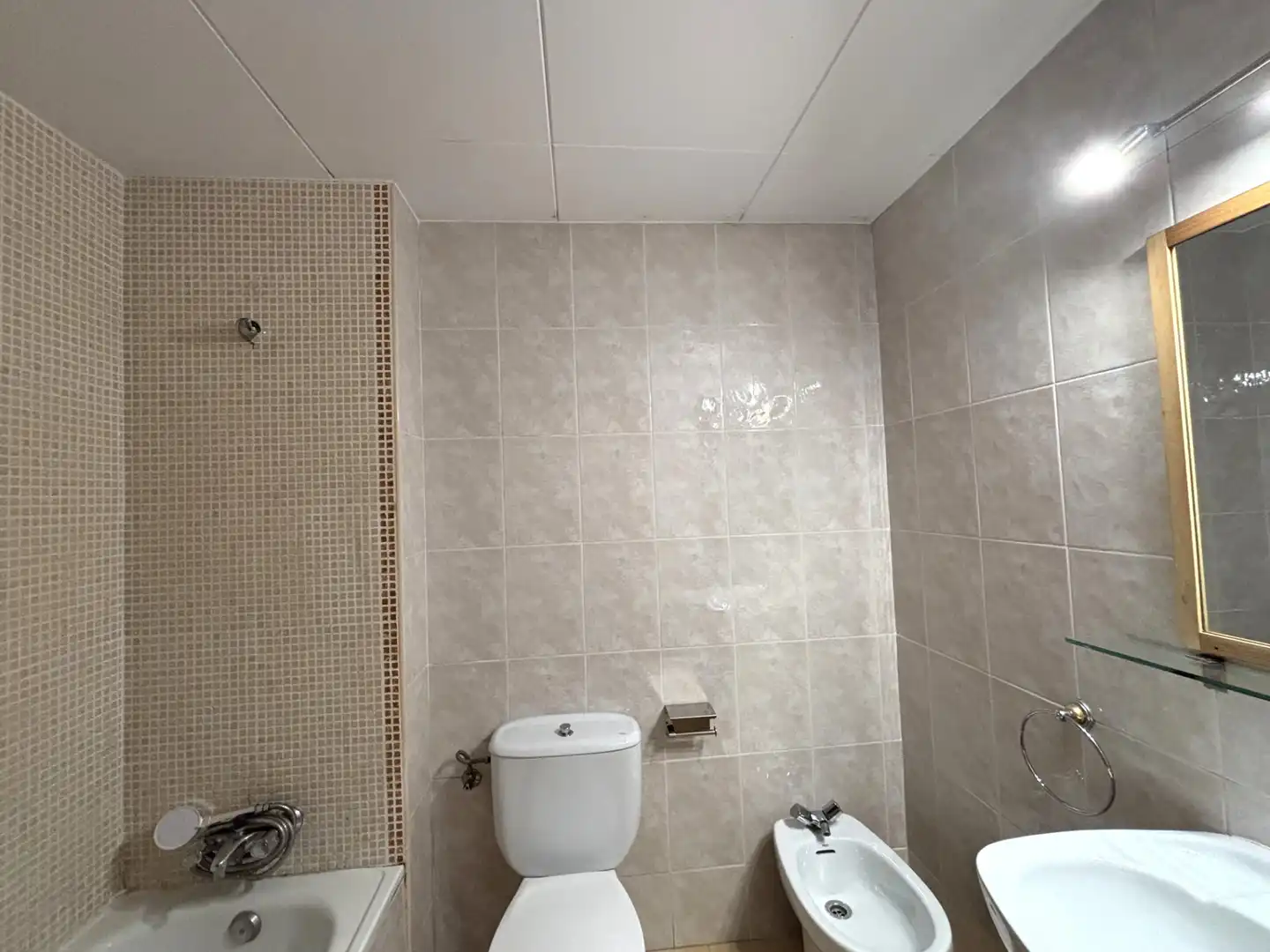 Bathroom of Ground floor for sale in Girona  with Air Conditioner, Heating and Parquet flooring