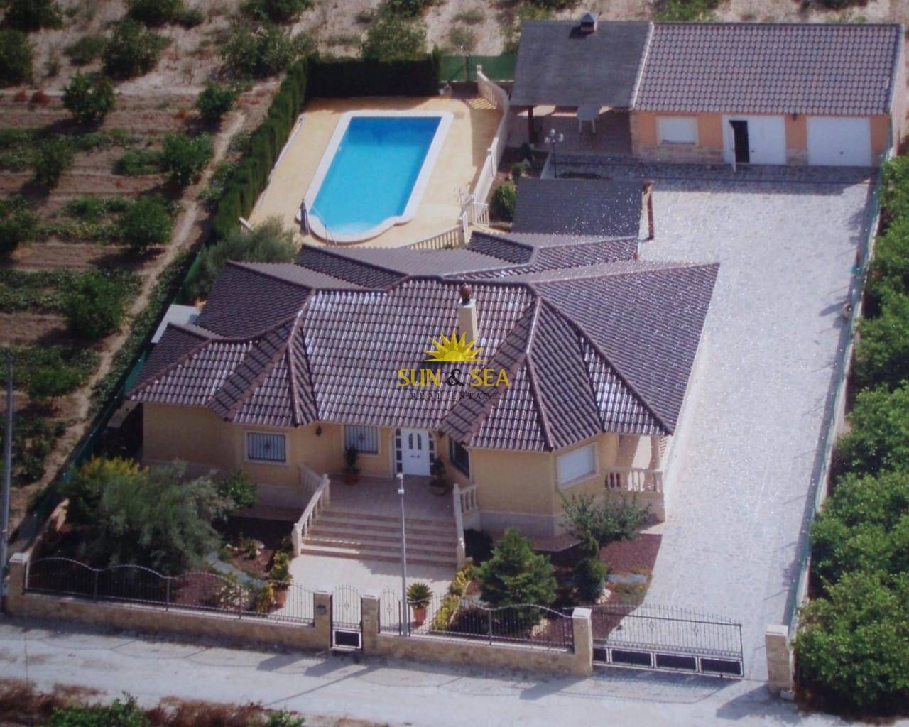 Vista exterior de Casa o xalet en venda en Orihuela amb Aire condicionat, Calefacció i Jardí privat