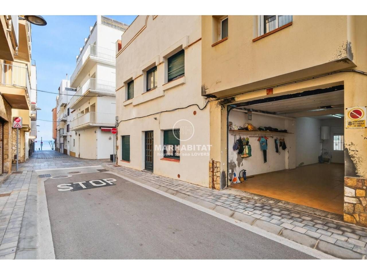 Vista exterior de Casa o xalet en venda en L'Escala amb Terrassa i Moblat