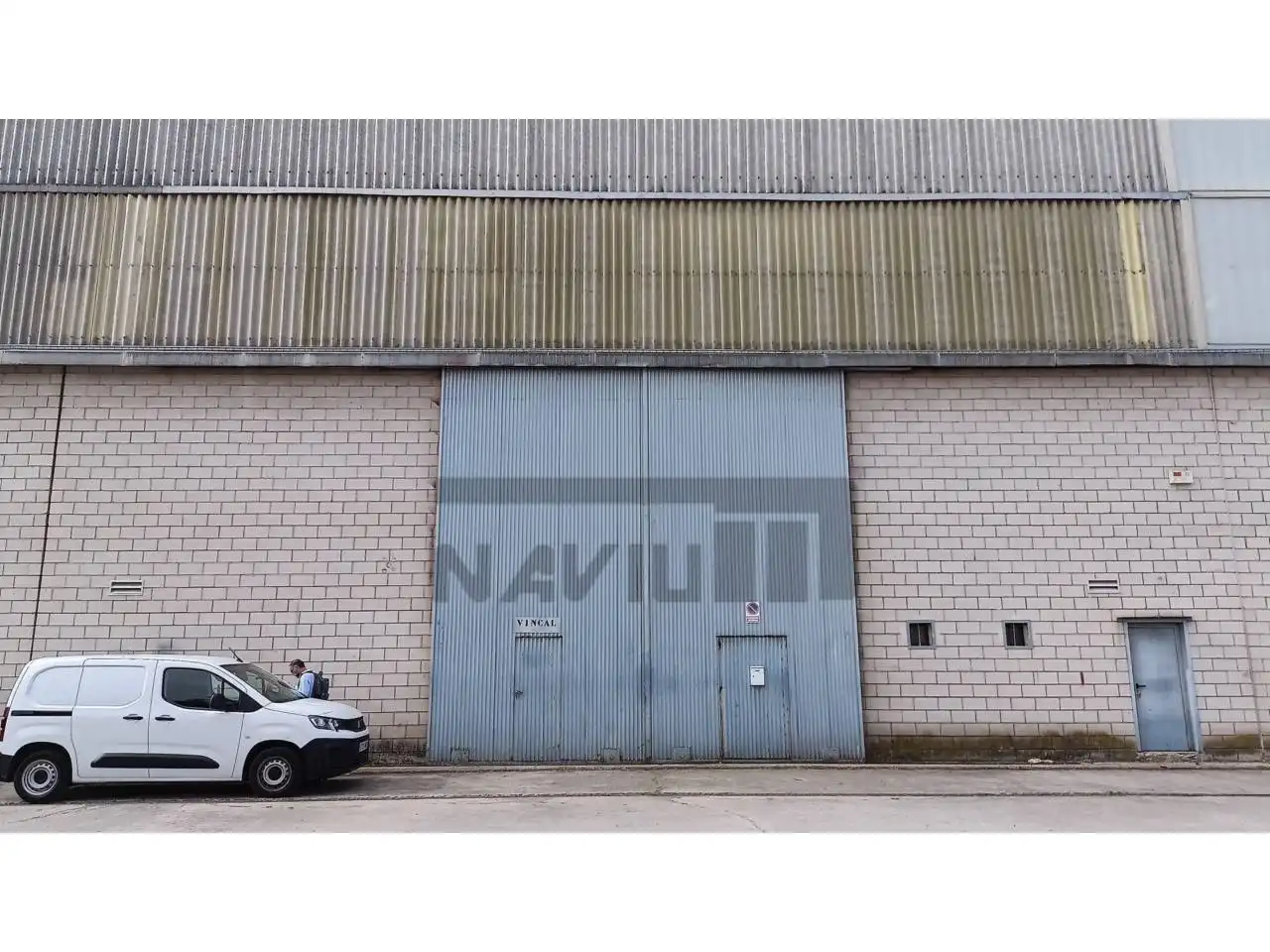 Vista exterior de Nau industrial en venda en Guadalajara amb Alarma
