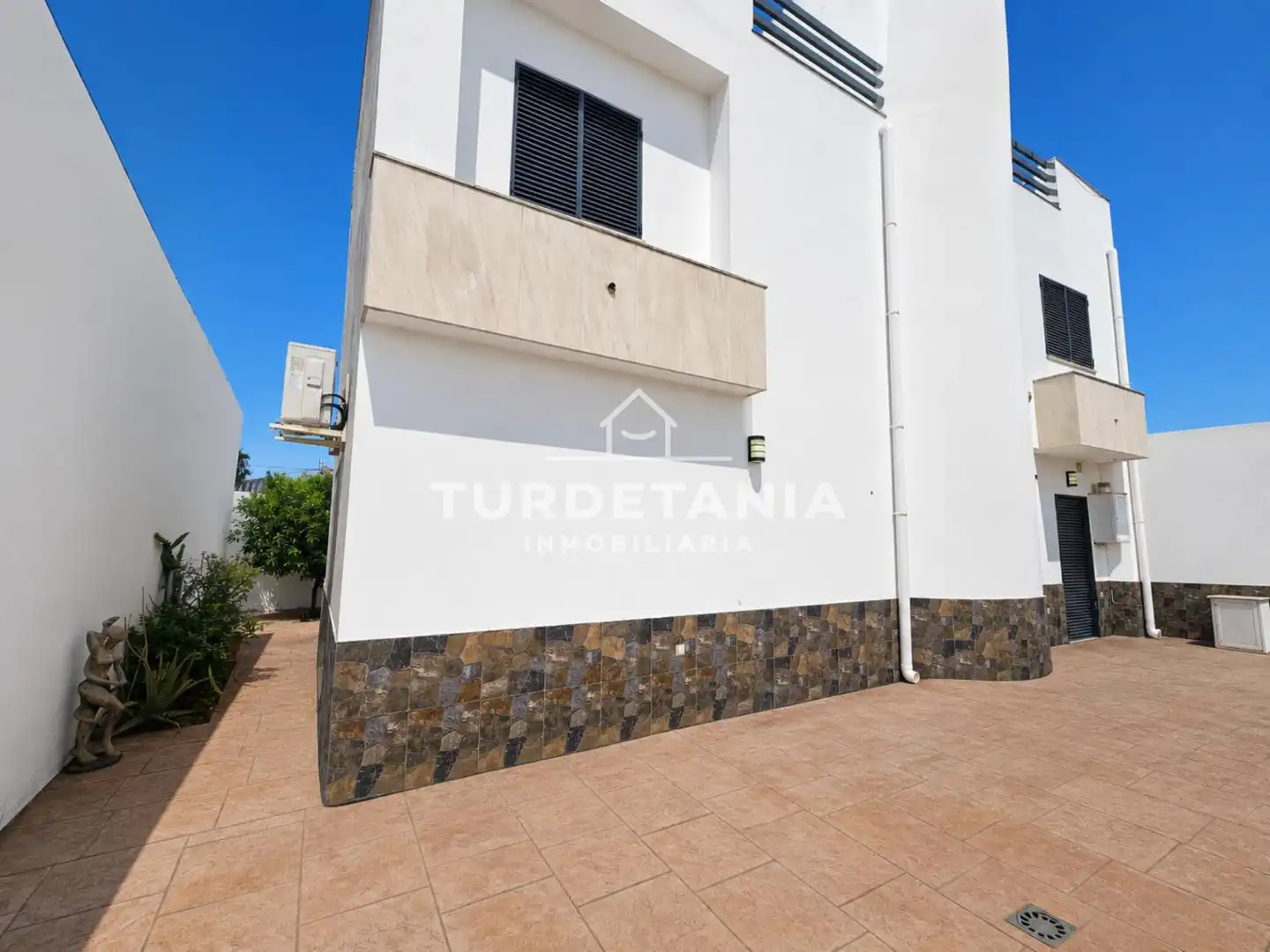 Vista exterior de Casa o xalet en venda en Sanlúcar de Barrameda amb Aire condicionat, Terrassa i Balcó