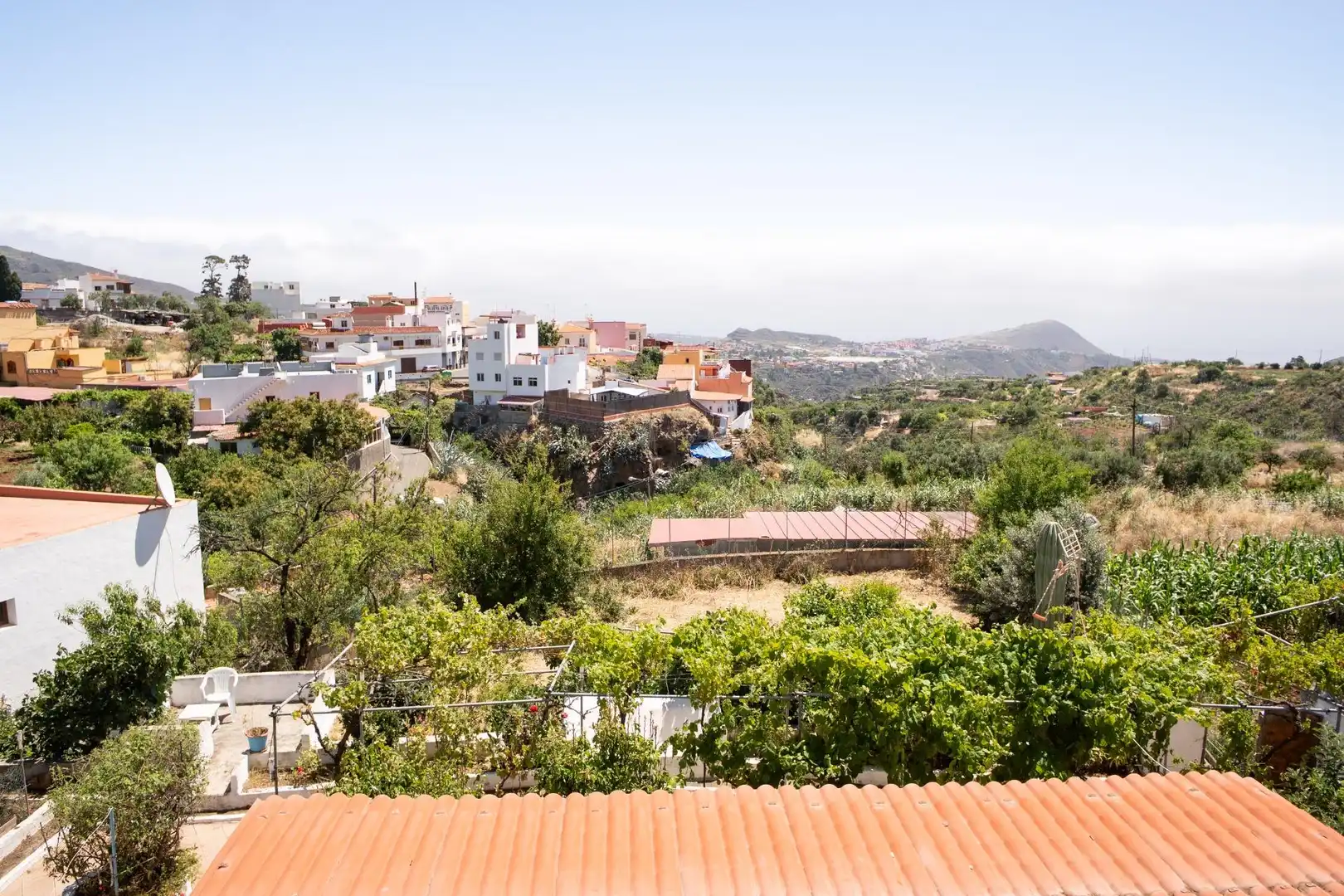 Außenansicht von Einfamilien-Reihenhaus zum Verkauf in Valsequillo de Gran Canaria mit Klimaanlage, Heizung und Privatgarten