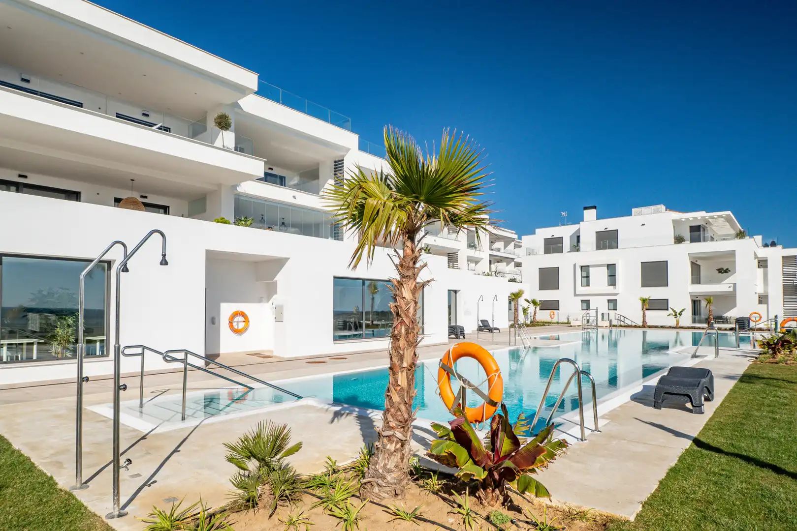 Schwimmbecken von Wohnungen zum Verkauf in La Alcaidesa mit Klimaanlage, Terrasse und Abstellraum