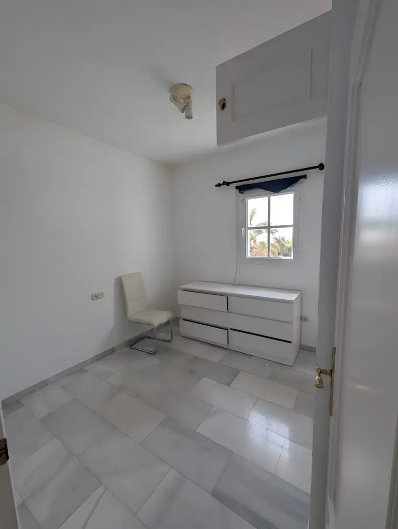 Dormitori de Casa adosada en venda en Estepona amb Aire condicionat, Terrassa i Piscina