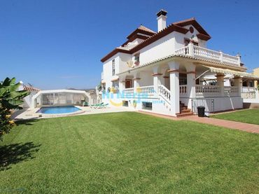 Xalet amb piscina en venda a Torre del Mar