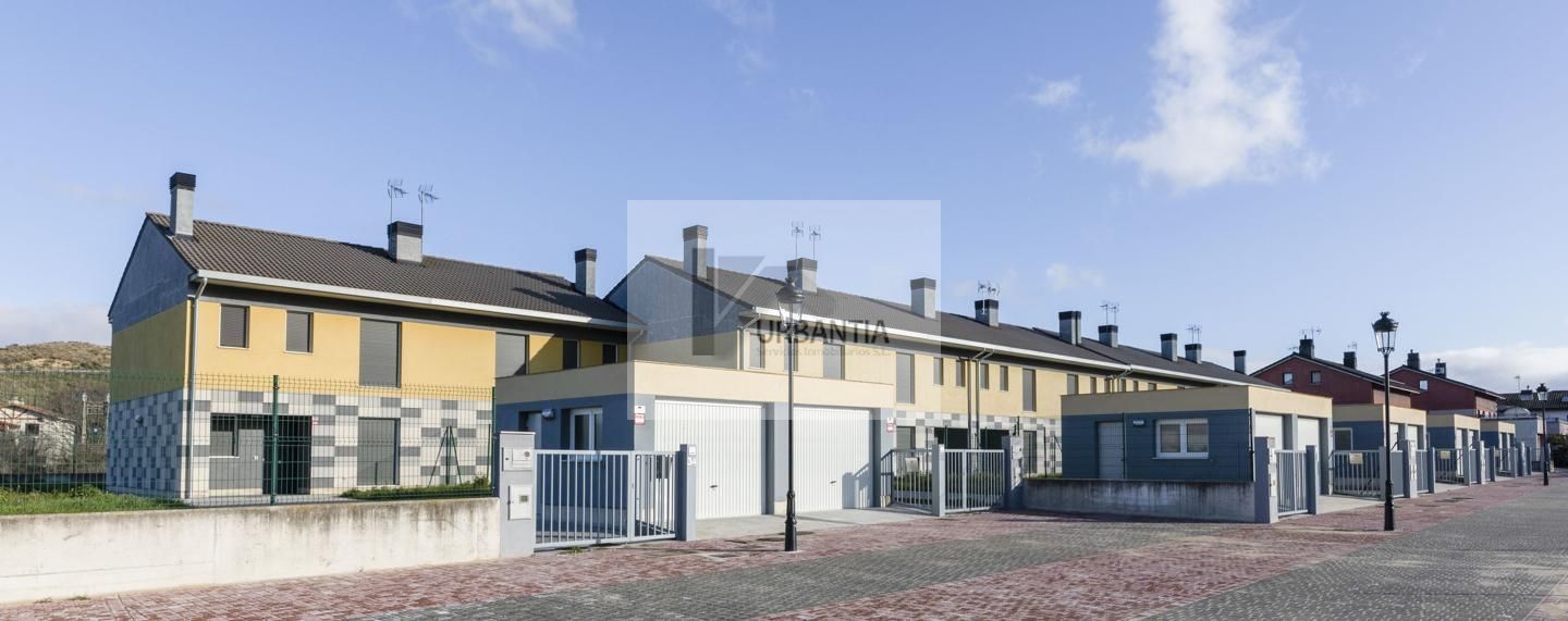 Vista exterior de Casa adosada en venda en Enériz / Eneritz amb Calefacció, Jardí privat i Terrassa