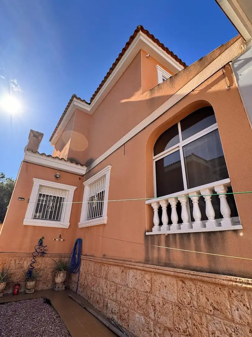 Vista exterior de Casa o xalet en venda en Cartagena amb Calefacció, Jardí privat i Piscina