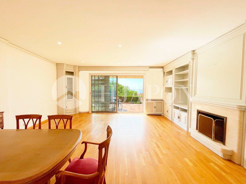 Sala d'estar de Casa adosada en venda en Alella amb Jardí privat, Terrassa i Traster