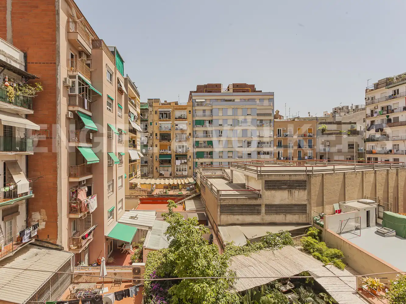 Außenansicht von Wohnung zum Verkauf in Barcelona mit Heizung und Balkon