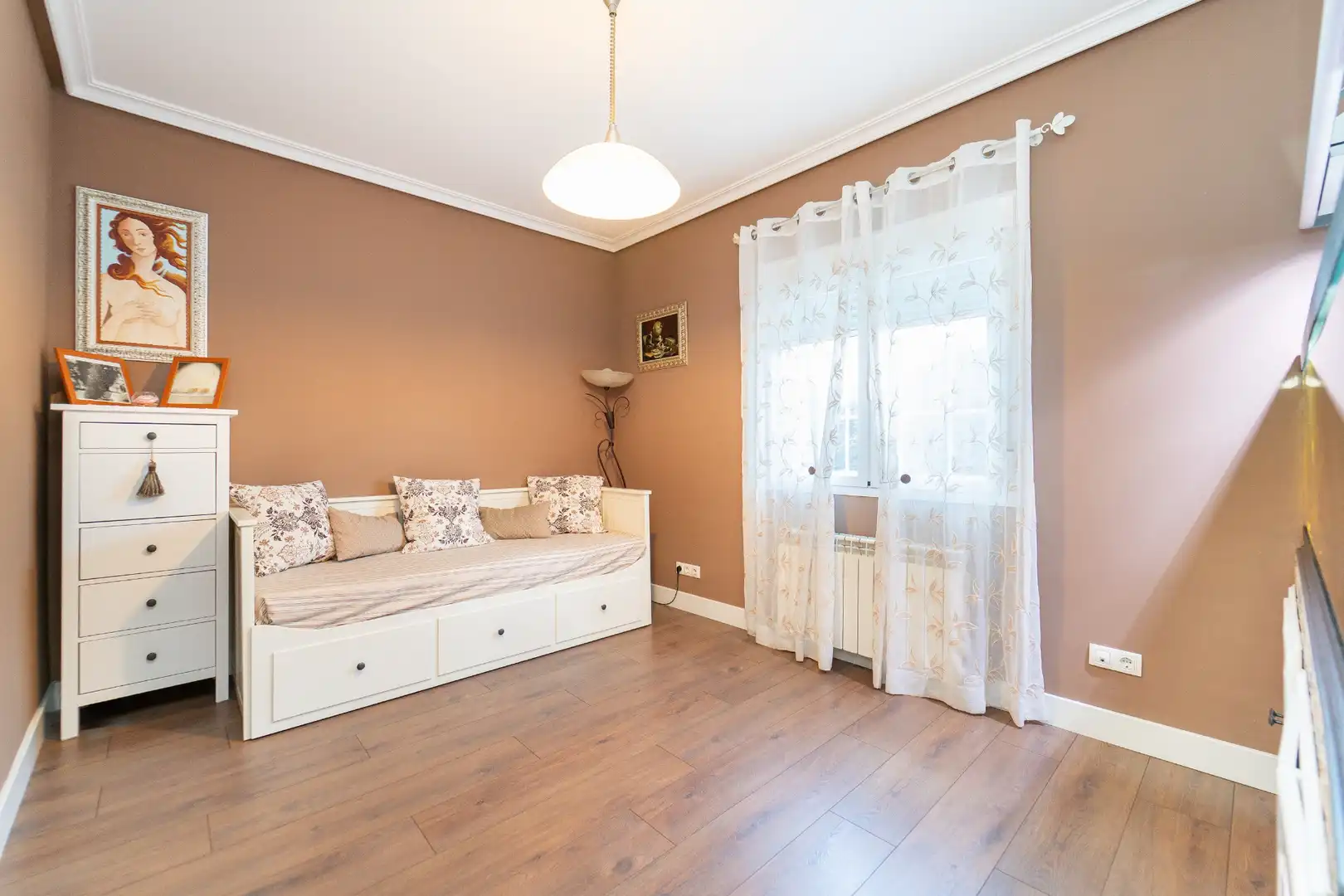 Habitación de Casa adosada en venta en La Torre de Esteban Hambrán con Aire acondicionado, Calefacción y Jardín privado