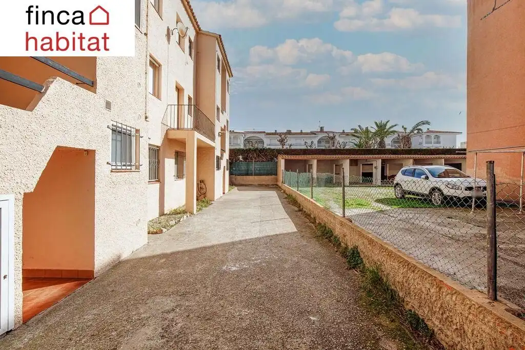 Vista exterior de Apartamento en venta en L'Estartit con Terraza
