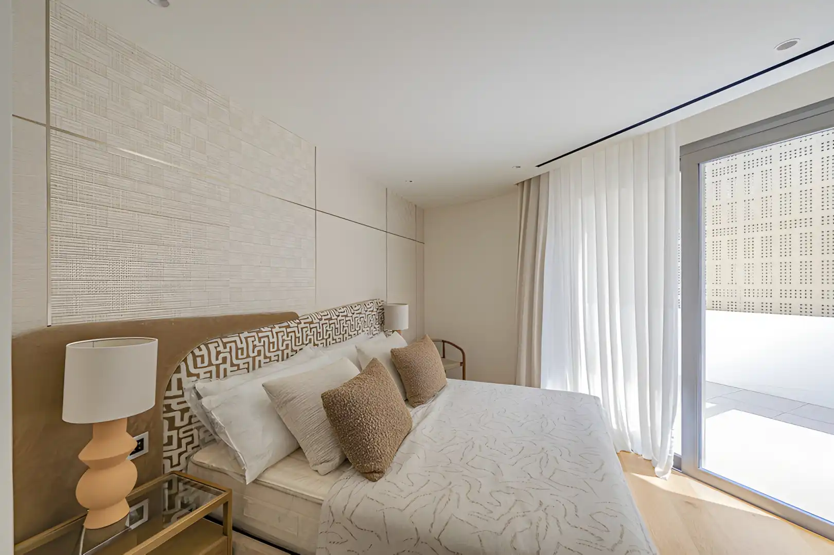 Habitación de Planta baja en venta en Marbella con Aire acondicionado, Terraza y Piscina