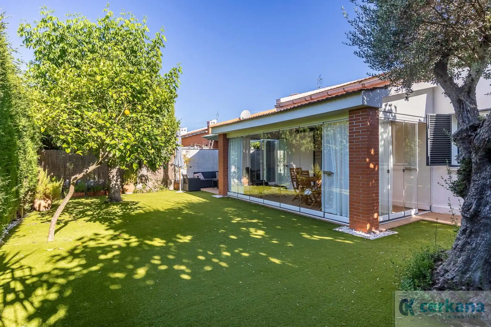 Garden of Houses for sale in Espartinas  with Air Conditioner and Storage room