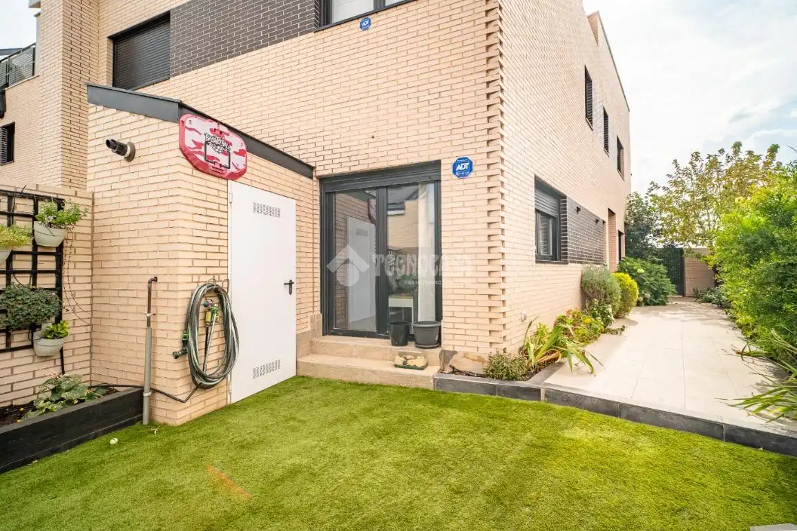 Vista exterior de Casa adosada en venta en Mejorada del Campo con Alarma y Piscina comunitaria