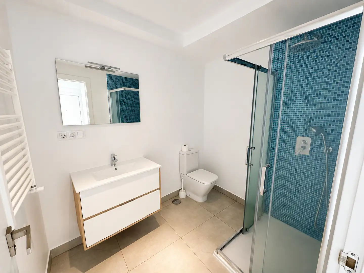 Baño de Piso en venta en Madrid con Calefacción, Terraza y Horno
