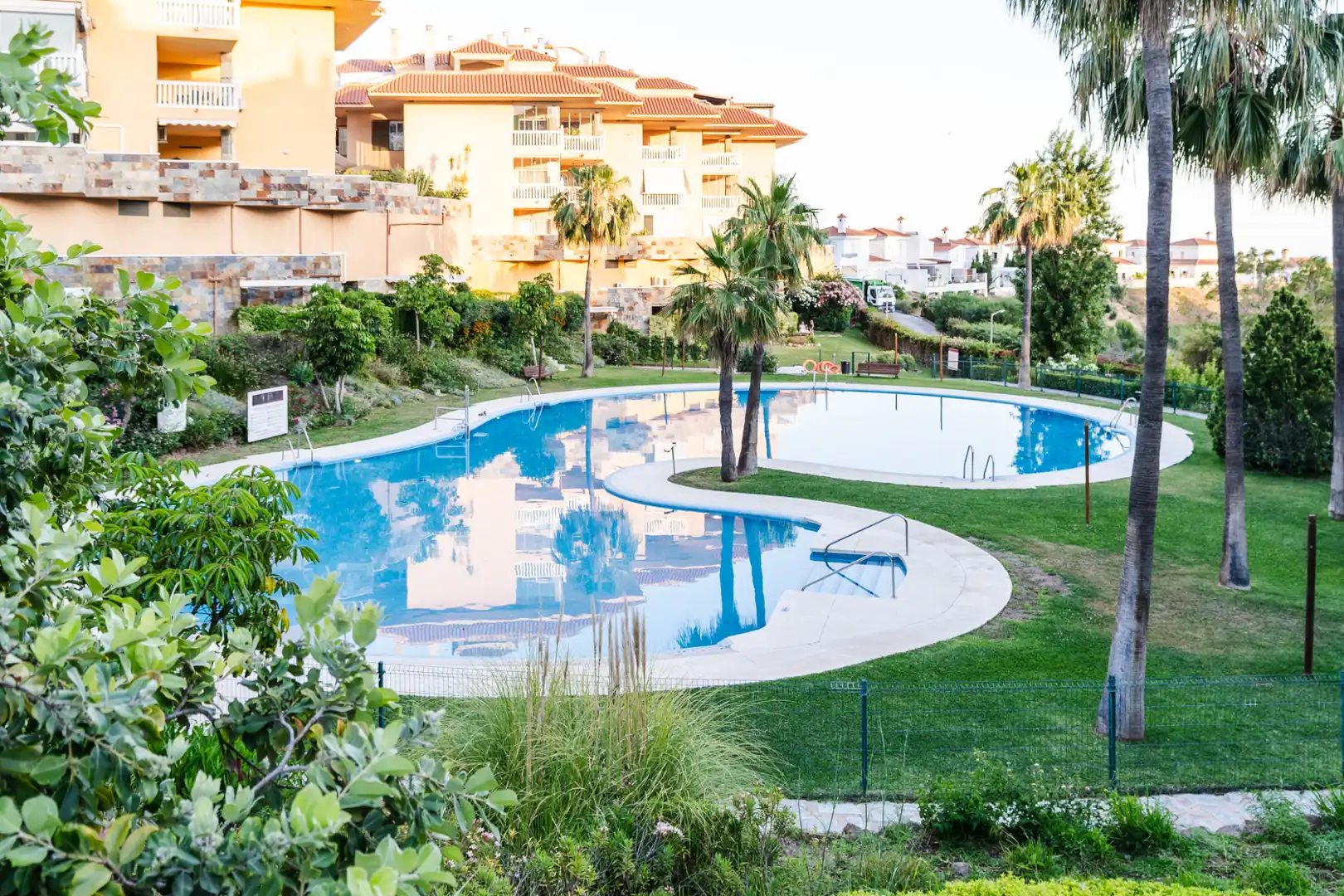 Piscina de Pis en venda en Fuengirola amb Aire condicionat, Calefacció i Jardí privat