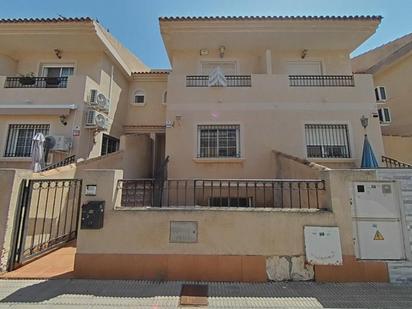 Vista exterior de Casa o xalet en venda en San Pedro del Pinatar amb Aire condicionat, Calefacció i Jardí privat