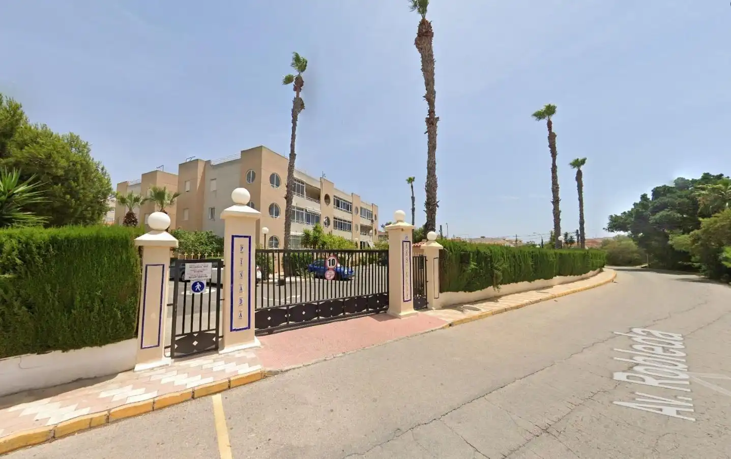 Vista exterior de Apartament en venda en Torrevieja amb Moblat i Piscina comunitària