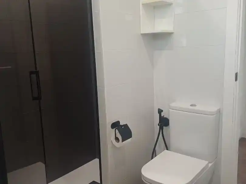Badezimmer von Einfamilien-Reihenhaus zum Verkauf in Polop mit Klimaanlage