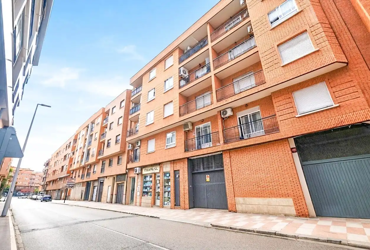 Vista exterior de Pis en venda en Puertollano amb Calefacció, Terrassa i Balcó
