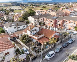 Vista exterior de Casa o xalet en venda en Parets del Vallès amb Aire condicionat, Calefacció i Jardí privat