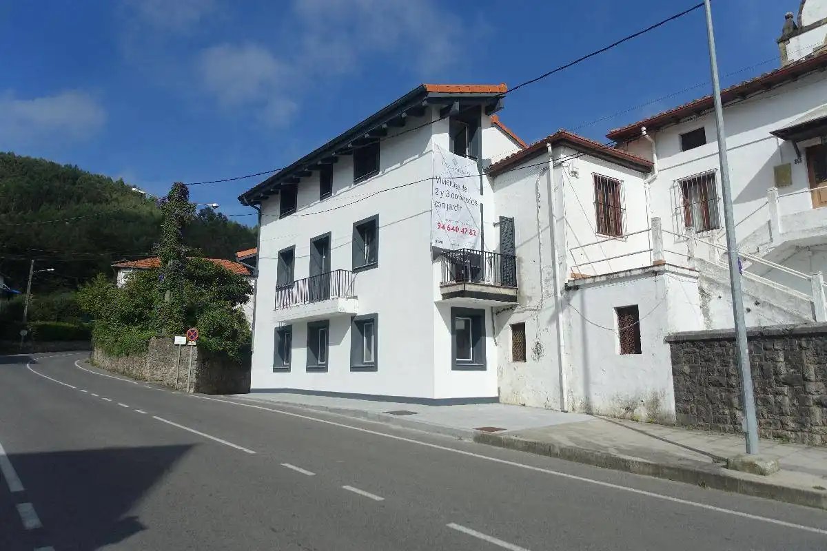 Vista exterior de Piso en venta en Castro-Urdiales con Calefacción, Jardín privado y Balcón