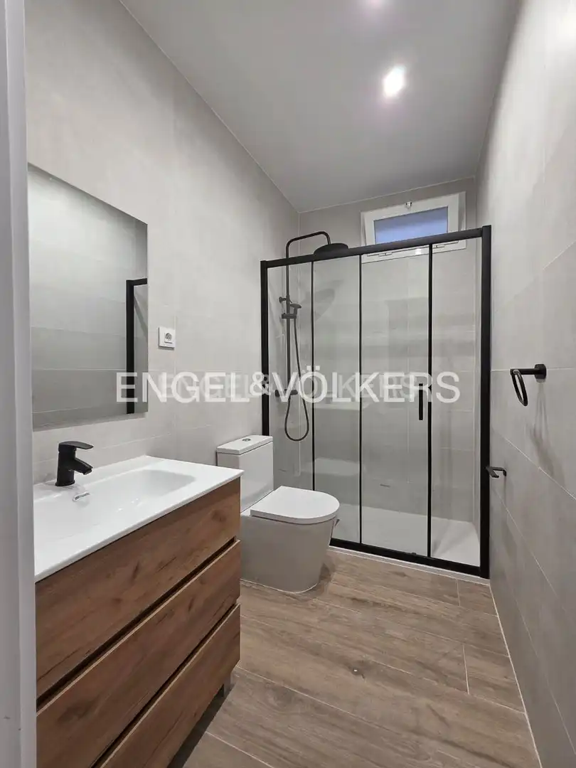 Baño de Piso de alquiler en Madrid con Calefacción, Parquet y Amueblado