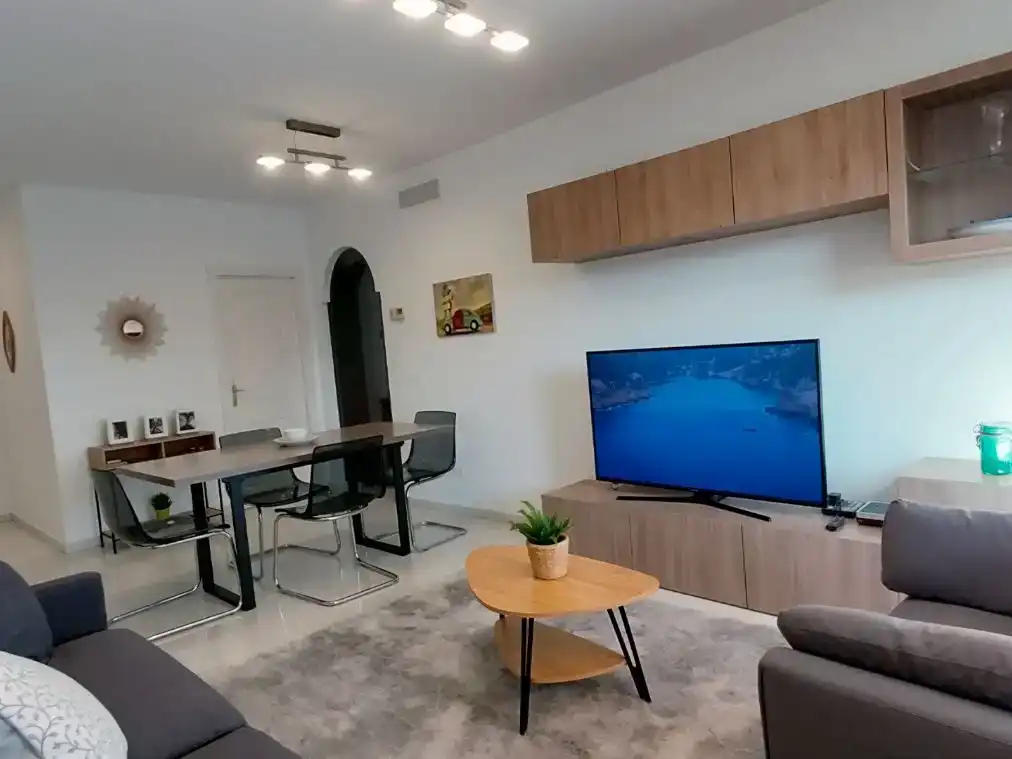 Wohnzimmer von Wohnung zur Miete in Marbella mit Klimaanlage, Privatgarten und Schwimmbad