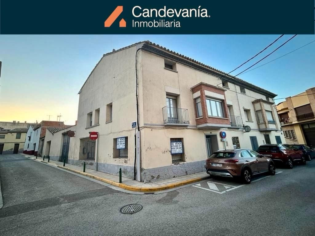 Vista exterior de Casa o xalet en venda en Zuera amb Calefacció, Jardí privat i Terrassa