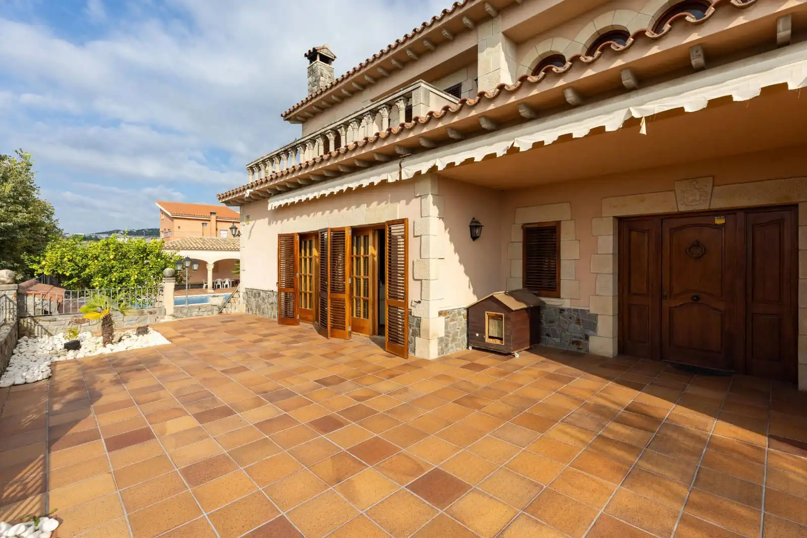 Vista exterior de Casa o xalet en venda en Mataró amb Terrassa i Piscina