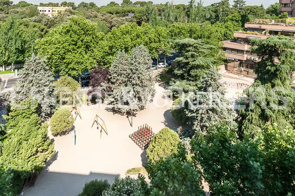 Vista exterior de Casa o xalet en venda en Madrid amb Calefacció, Jardí privat i Balcó
