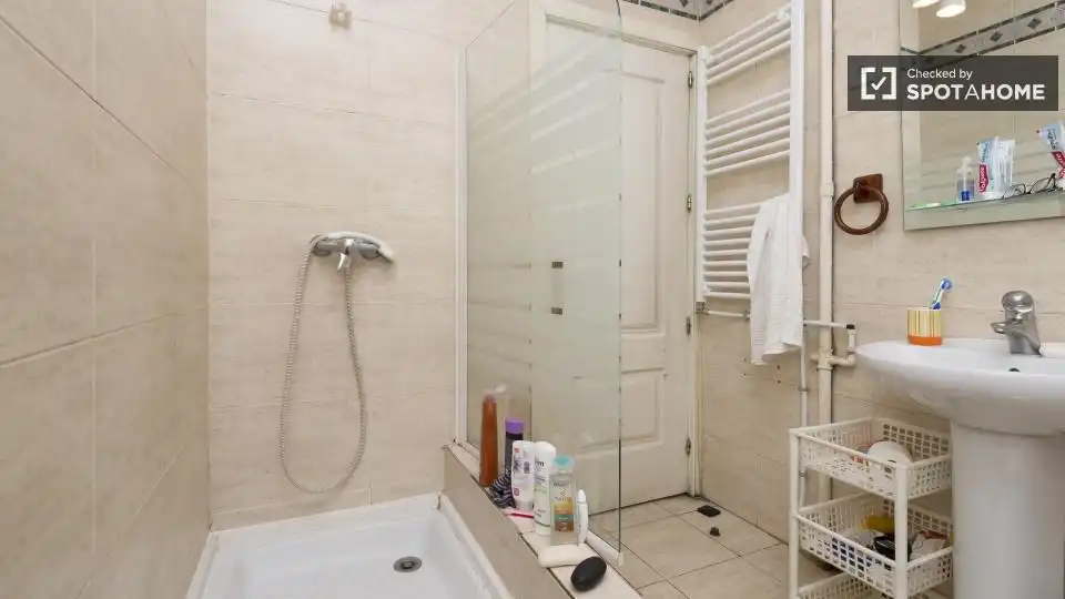 Bathroom of Flat for share in Madrid  with Air Conditioner, Heating and Terrace