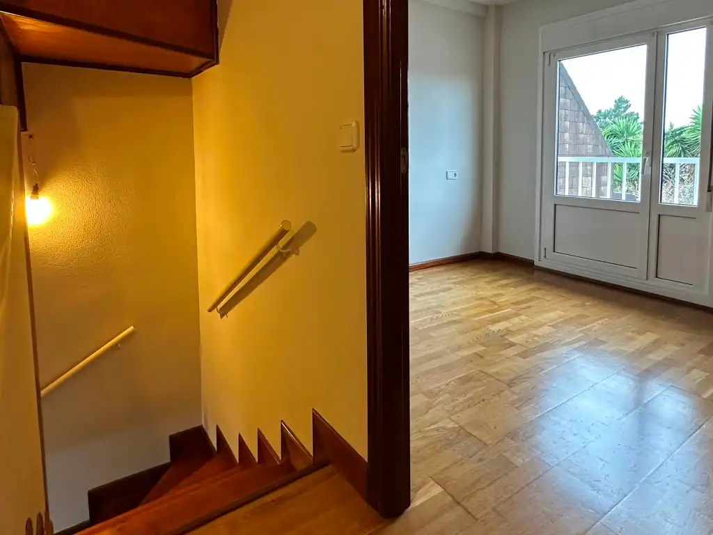 Casa adosada en venda en Gijón  amb Calefacció, Parquet i Terrassa