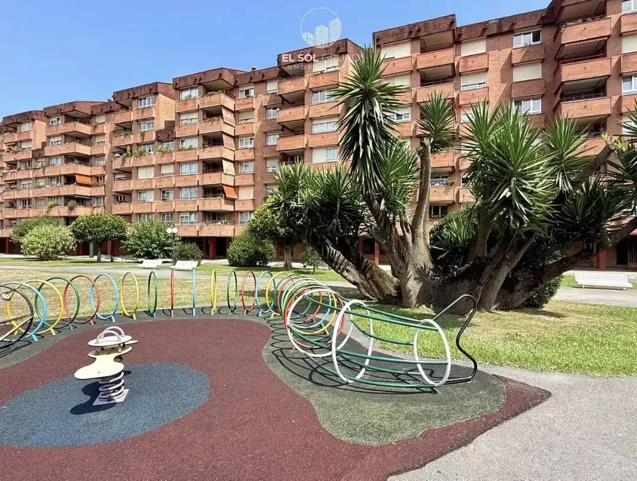 Vista exterior de Pis en venda en Gijón  amb Jardí privat, Traster i Piscina