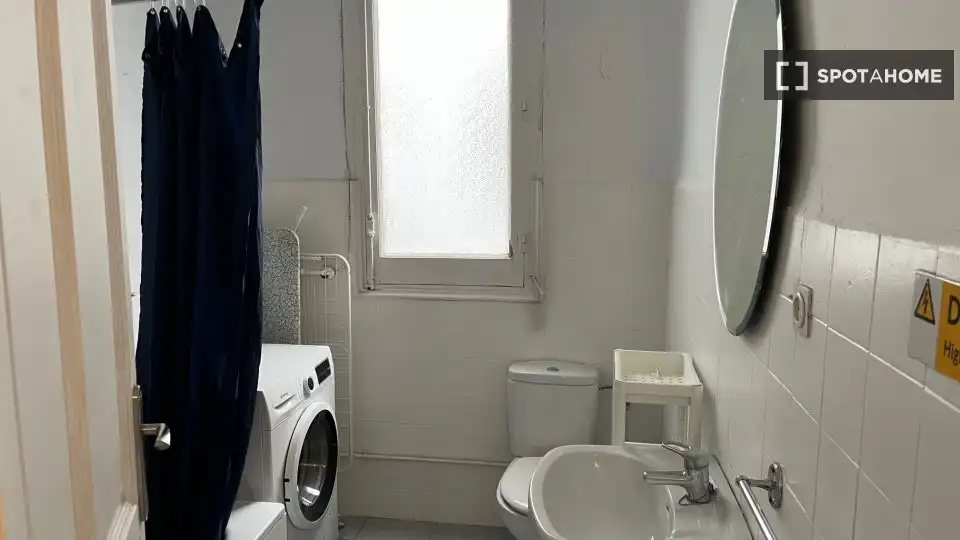 Baño de Piso de alquiler en Madrid con Aire acondicionado, Calefacción y Amueblado