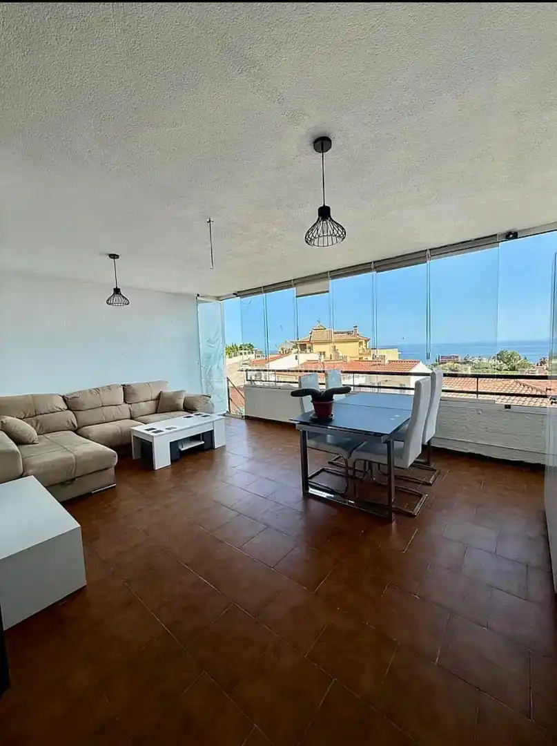 Sala d'estar de Pis en venda en Rincón de la Victoria amb Aire condicionat i Piscina