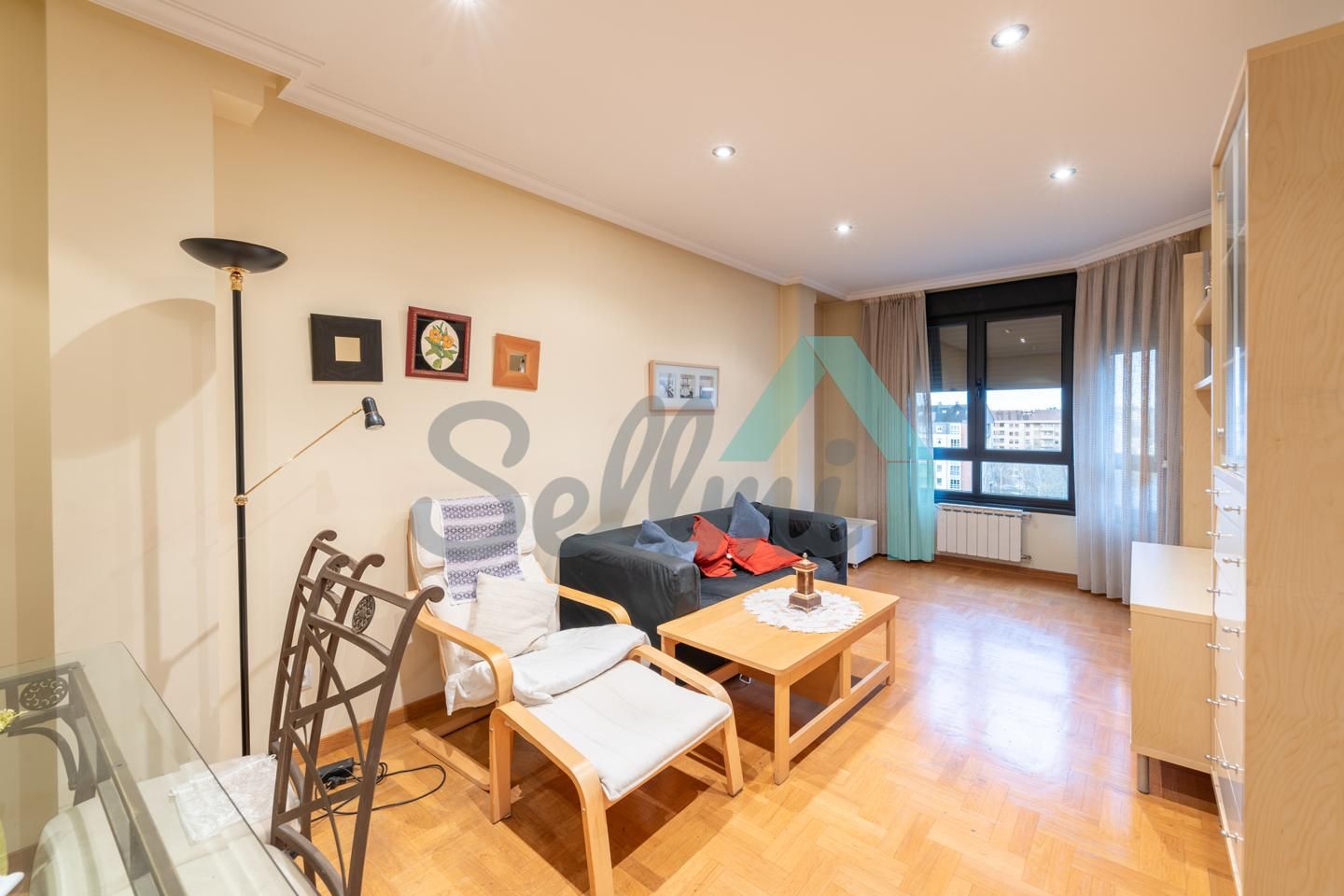 Living room of Flat to rent in Oviedo   with Heating, Parquet flooring and Terrace