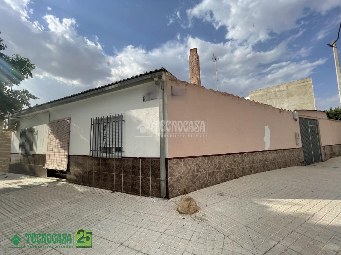 Vista exterior de Casa adosada en venda en Lillo amb Aire condicionat i Calefacció