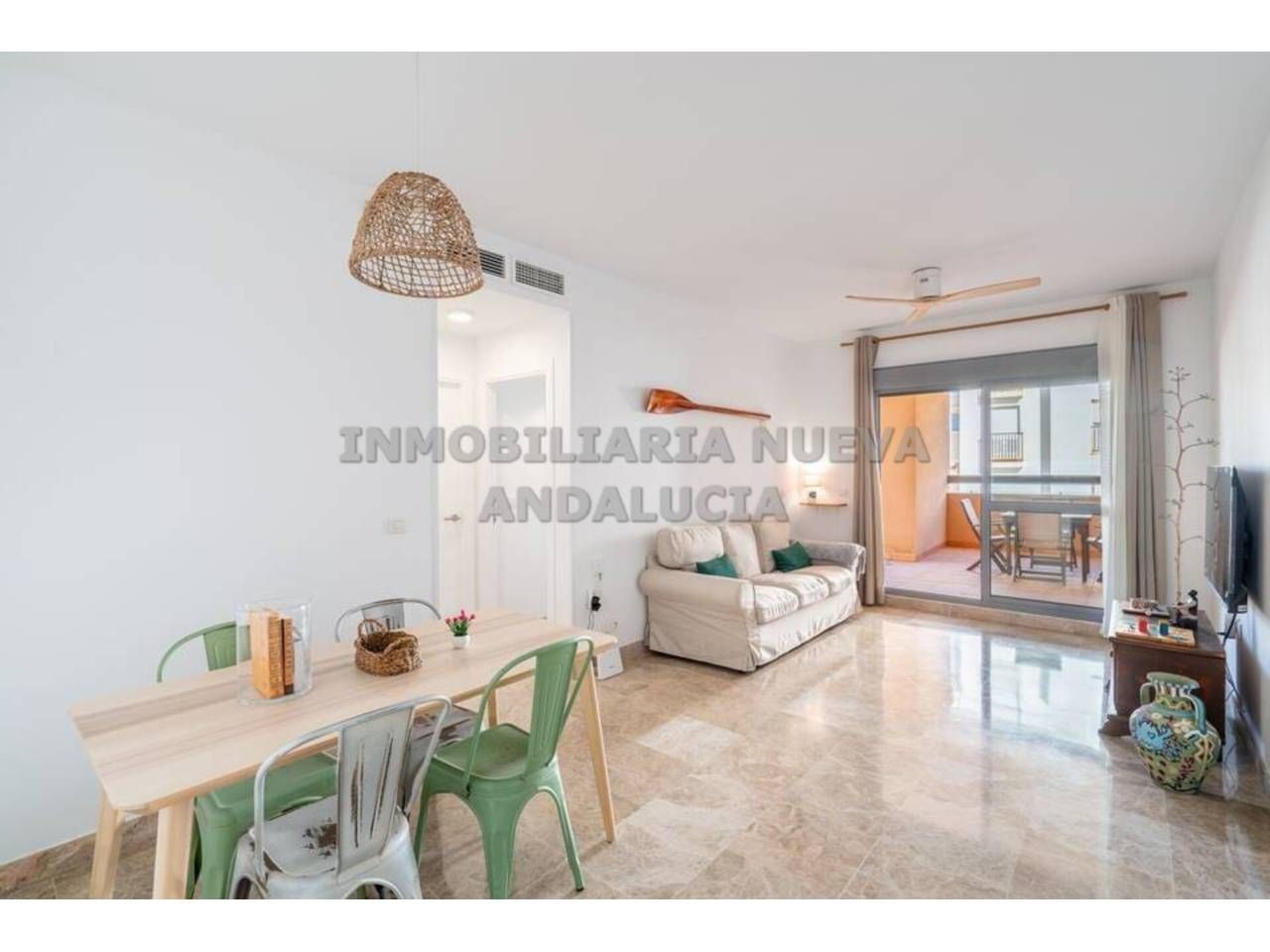 Vista exterior de Pis de lloguer en  Almería Capital amb Terrassa, Moblat i Piscina comunitària