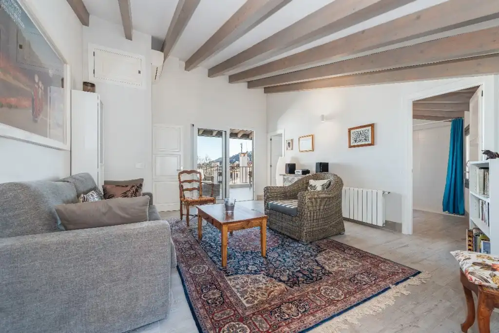 Wohnzimmer von Einfamilien-Reihenhaus zum Verkauf in Pollença mit Klimaanlage, Heizung und Privatgarten