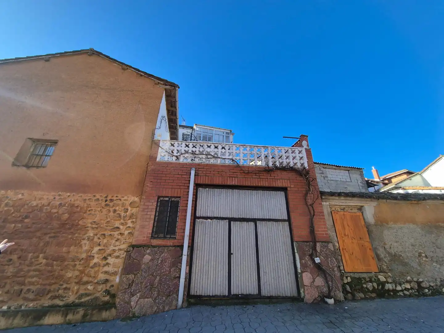 Vista exterior de Pis en venda en Almanza amb Calefacció, Terrassa i Balcó