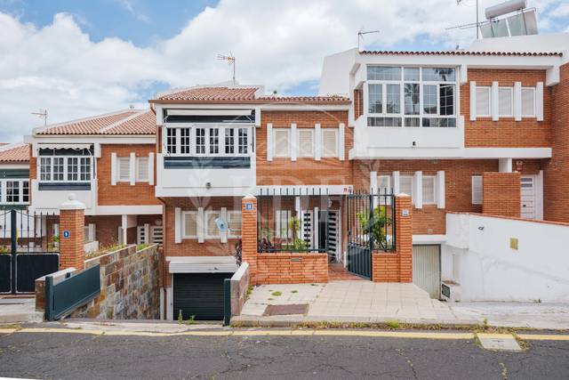 Casa adosada en Venta en Calle Juan Vara Teran en Vistabella - Villa Benitez - Ballester