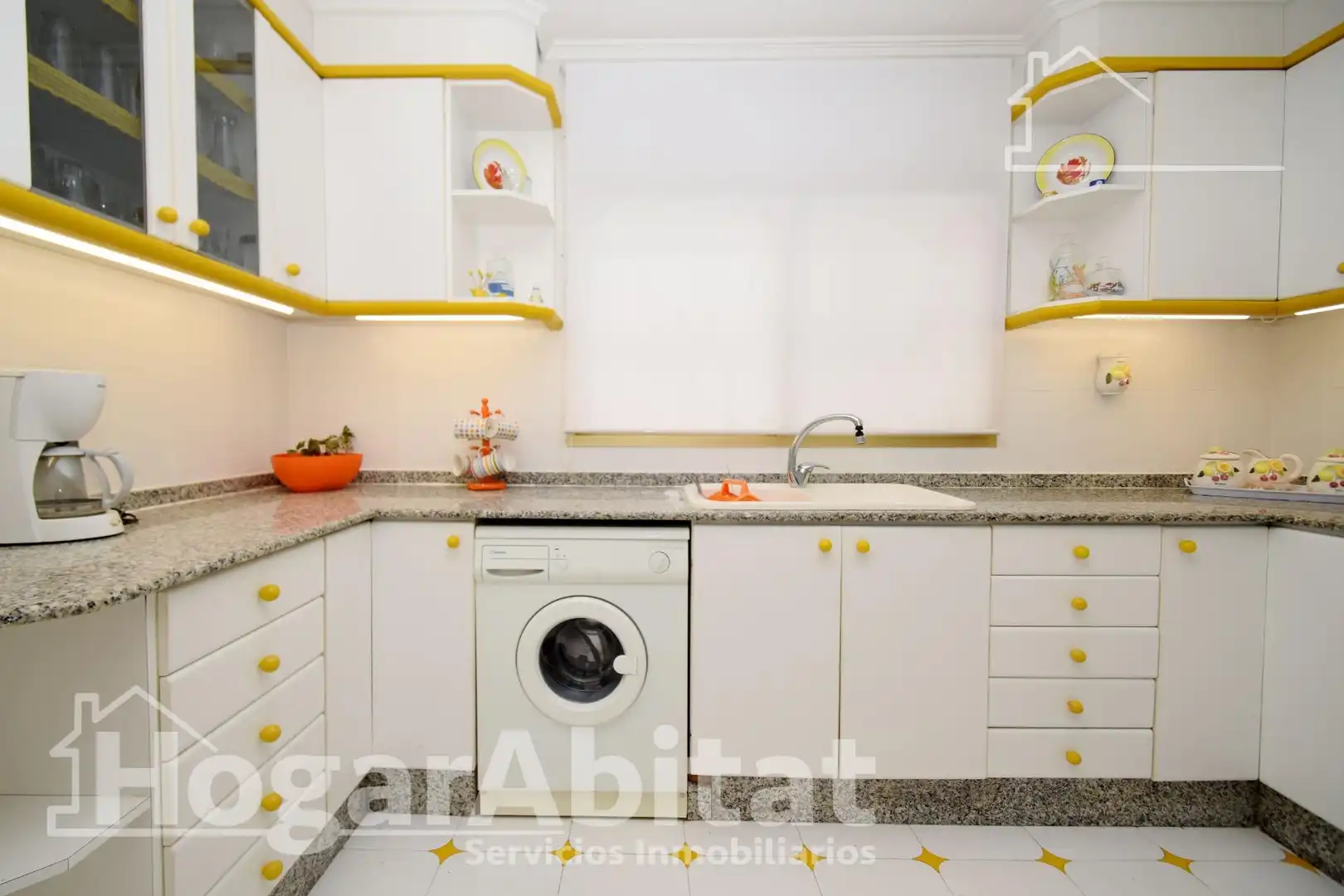 Cuina de Casa o xalet en venda en Llíria amb Jardí privat, Terrassa i Traster